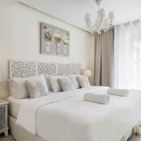 דירה Spaces Mediterranean 5 Bedrooms, 4 Bathrooms, 75m2 Terrace, Centre Sitges- Sleeps 11 סיטגס
