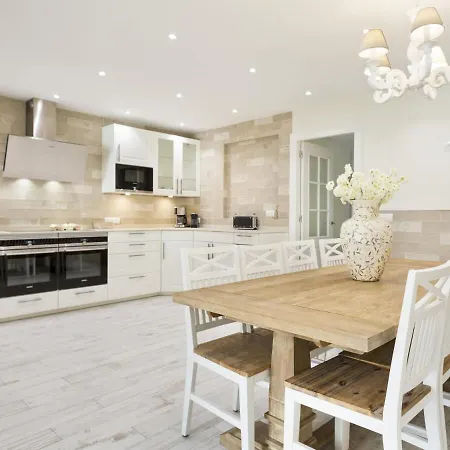 Spaces Mediterranean 5 Bedrooms, 4 Bathrooms, 75m2 Terrace, Centre Sitges- Sleeps 11 דירה *