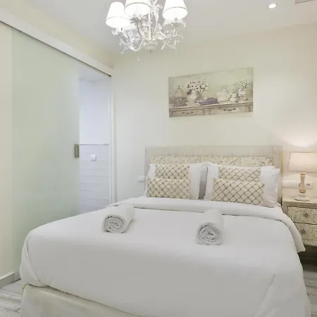 Spaces Mediterranean 5 Bedrooms, 4 Bathrooms, 75m2 Terrace, Centre Sitges- Sleeps 11 * סיטגס