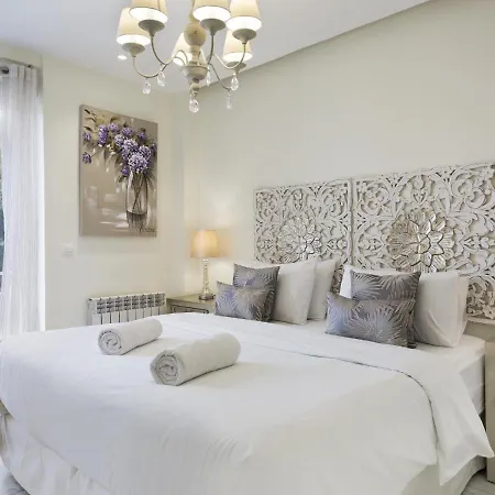 דירה Spaces Mediterranean 5 Bedrooms, 4 Bathrooms, 75m2 Terrace, Centre Sitges- Sleeps 11 סיטגס
