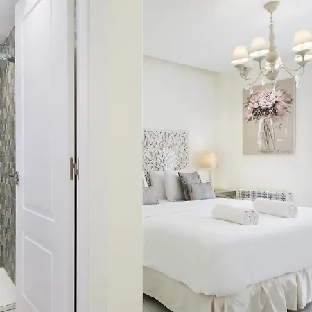 Spaces Mediterranean 5 Bedrooms, 4 Bathrooms, 75m2 Terrace, Centre Sitges- Sleeps 11 דירה סיטגס