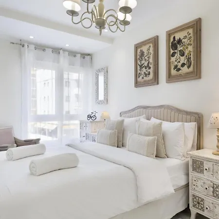 Spaces Mediterranean 5 Bedrooms, 4 Bathrooms, 75m2 Terrace, Centre Sitges- Sleeps 11 דירה *