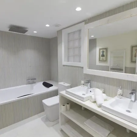 Spaces Mediterranean 5 Bedrooms, 4 Bathrooms, 75m2 Terrace, Centre Sitges- Sleeps 11 דירה *