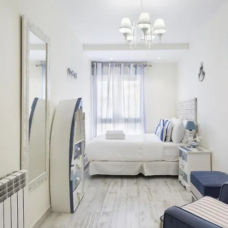Spaces Mediterranean 5 Bedrooms, 4 Bathrooms, 75m2 Terrace, Centre Sitges- Sleeps 11 דירה *